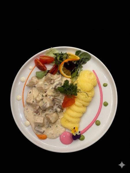 Piept de Pui cu Sos de Gălbiori cu Piure de Cartofi